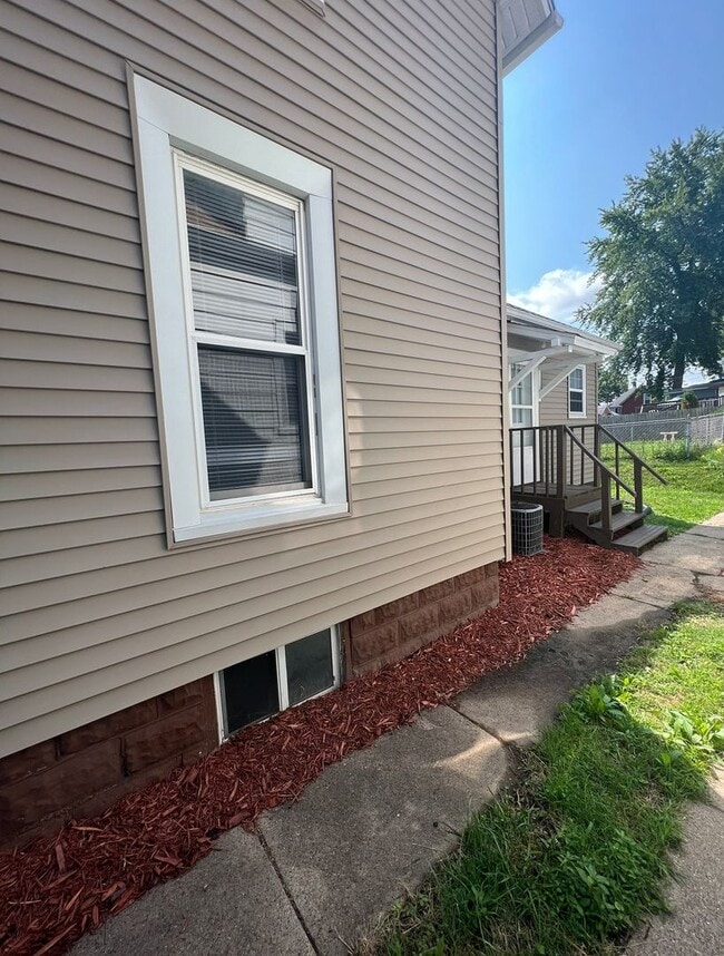 Building Photo - Updated 3BR Home with Central Air in Moline