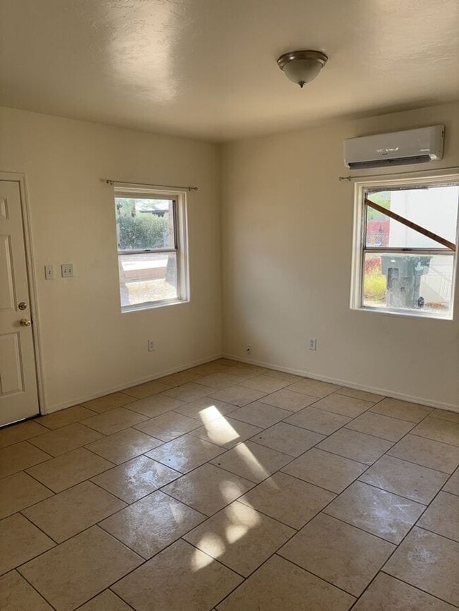 Building Photo - 204 W Kelso St