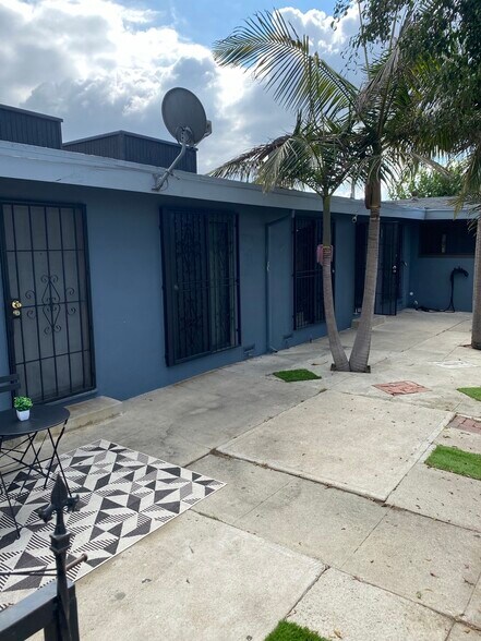 Primary Photo - 2916 W Century Blvd