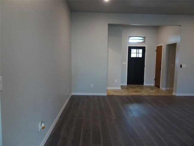 Building Photo - 8412 Pinewood Dr