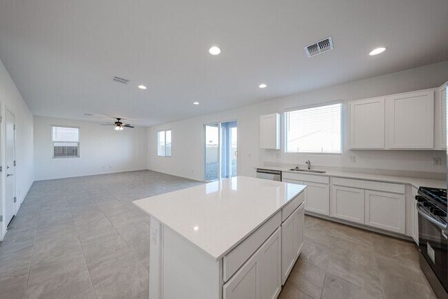 Building Photo - NEW 5 BEDROOM 3 BATHROOM HOME AVILABLE FOR RENT!