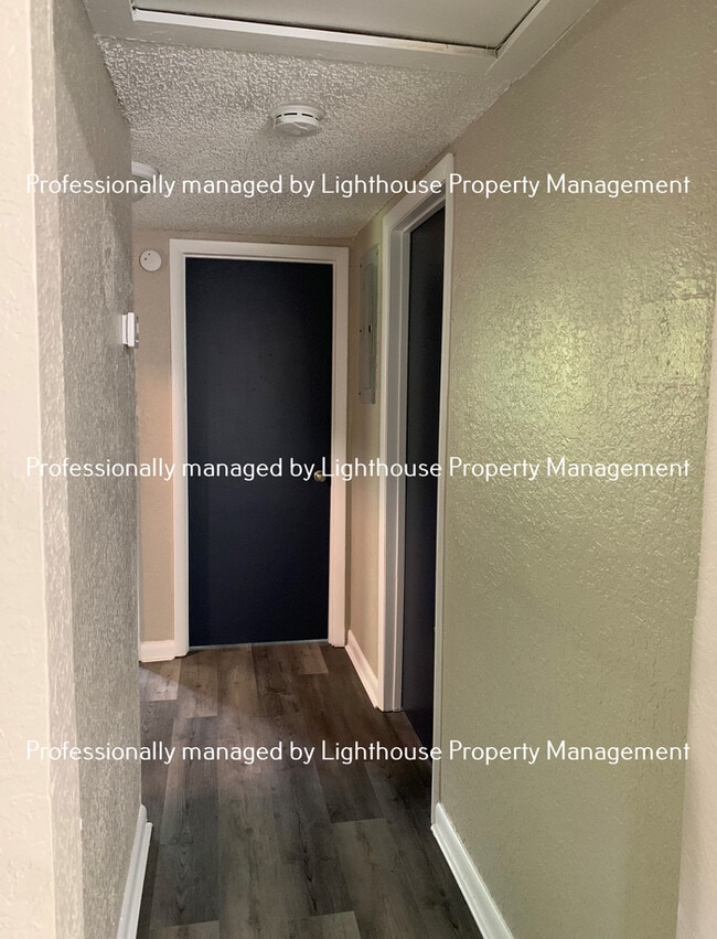 Building Photo - Just Renovated! 3/1.5 in Sherwood Forest!
