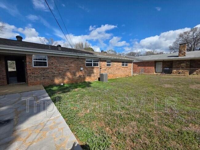 Building Photo - 1408 Johnson St