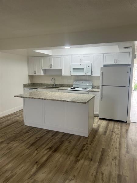 Building Photo - 2801 NE 51st St