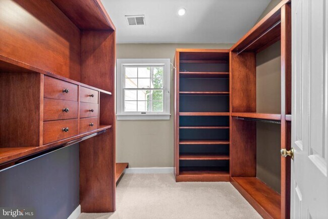 Building Photo - 1301 Daviswood Dr
