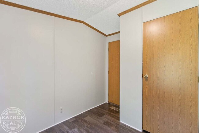 Building Photo - Enjoy the peace and quiet of the country!