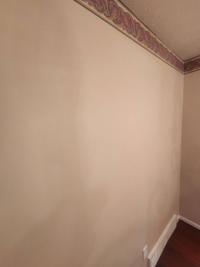 Building Photo - Charming 2-Bedroom Property in Prime Location