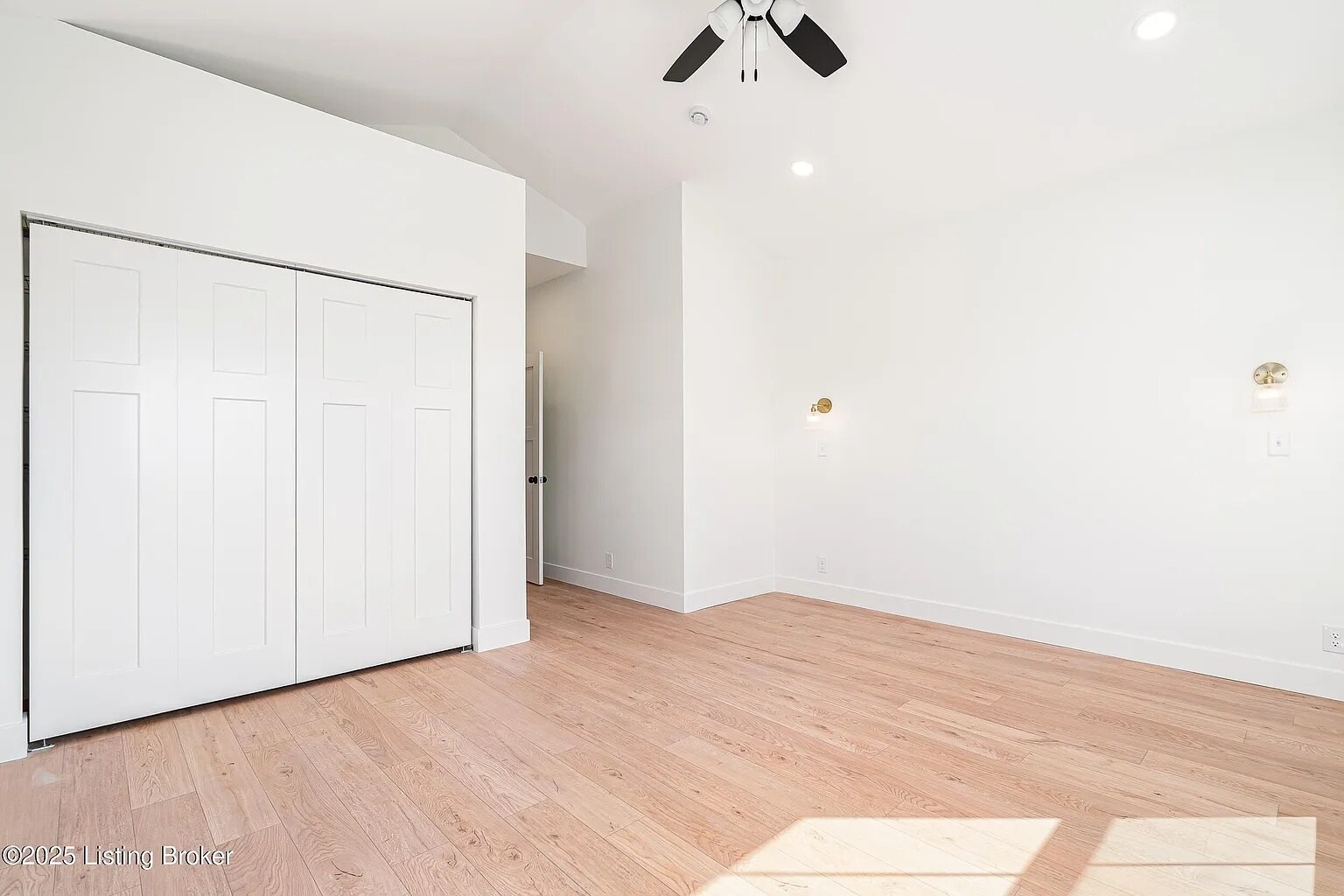 Building Photo - 935 E Madison St