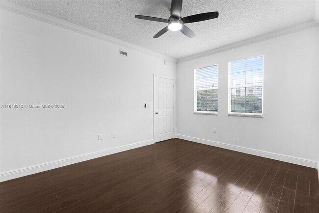 Building Photo - 533 NE 3rd Ave