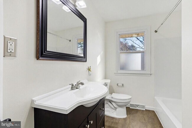 Building Photo - 906 Shelburne Rd