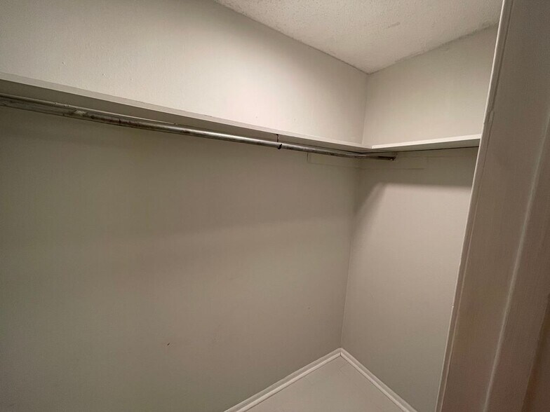 Building Photo - 390 Guzzardo Ln