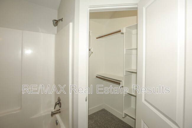 Building Photo - 2101 E Endura Pk Dr