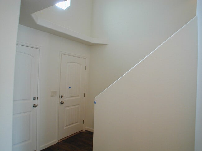 Building Photo - House For Lease