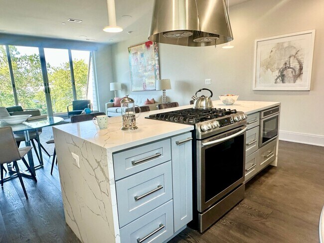 Building Photo - 2 Bedroom 2.5 Bathroom Penthouse with Park...