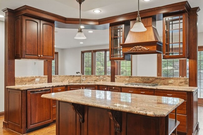 Building Photo - Charming 5 Bedroom, 3.5 Bathroom Home in M...