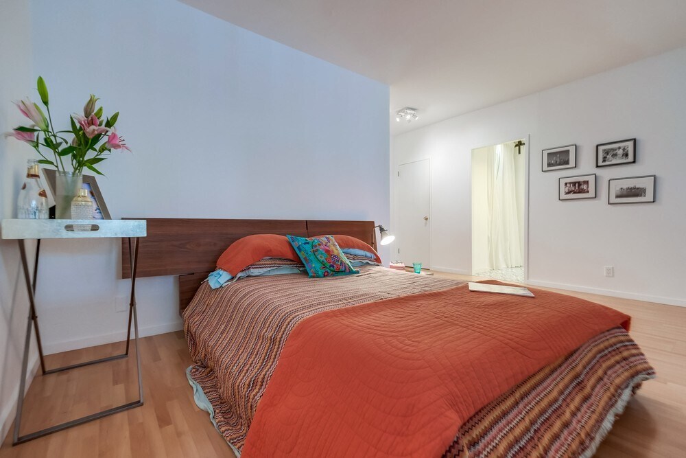 Building Photo - 999 N Doheny Dr