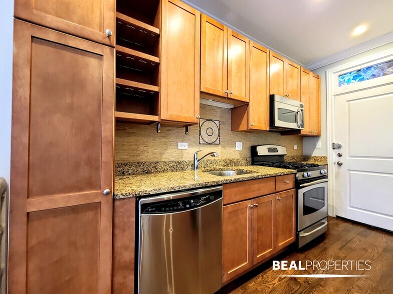 Building Photo - 744 W Addison St