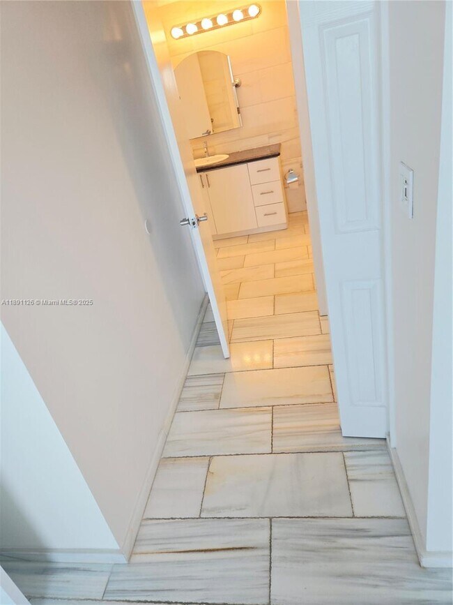 Building Photo - 1401 SW 22nd St