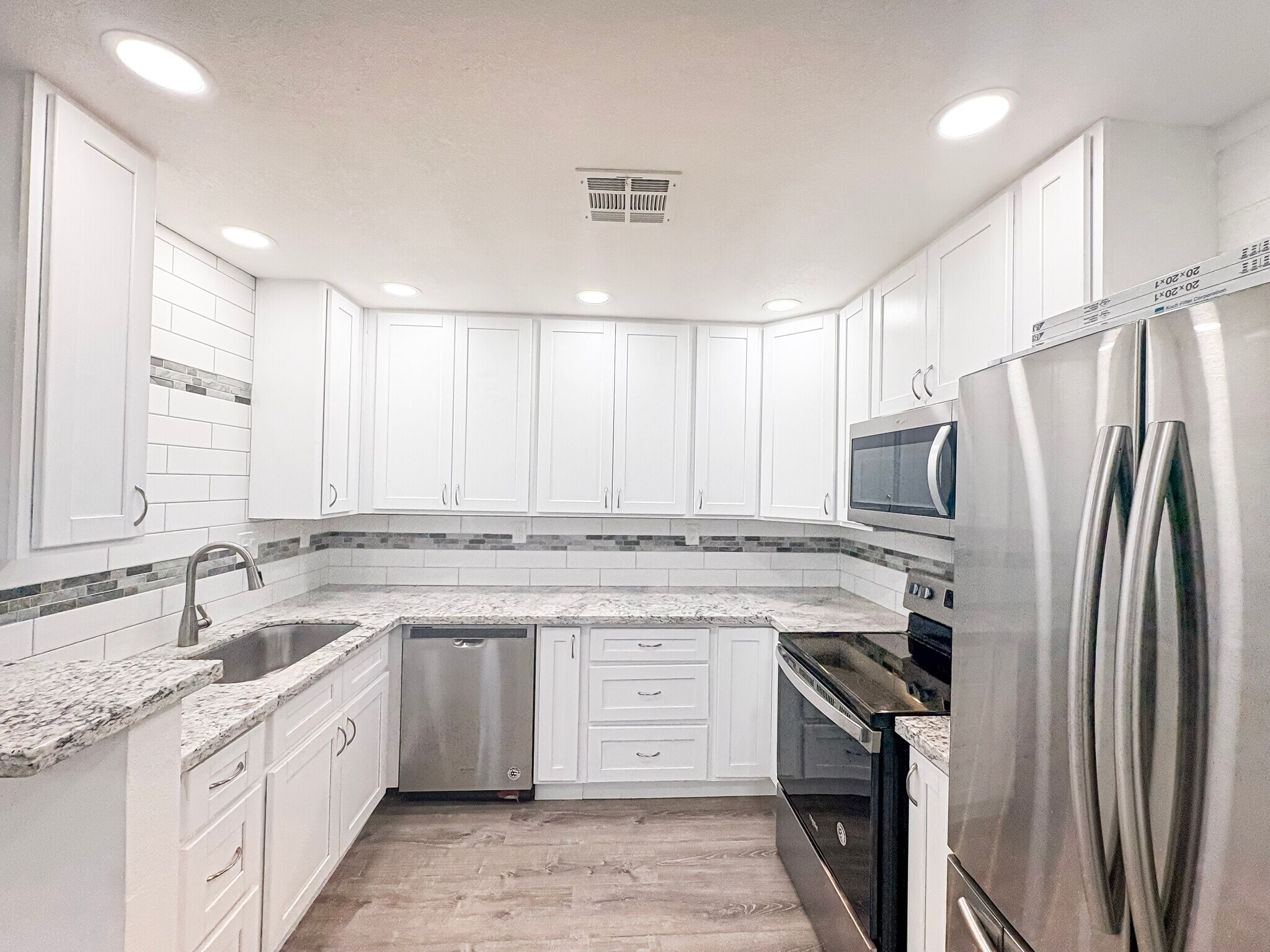 Building Photo - 2737 E Glenrosa Ave