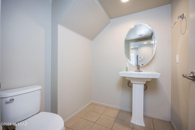 Building Photo - 848 E Park Modern Dr
