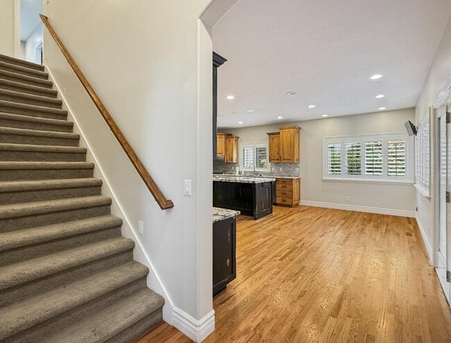 Building Photo - 1615 E Lakeview Way