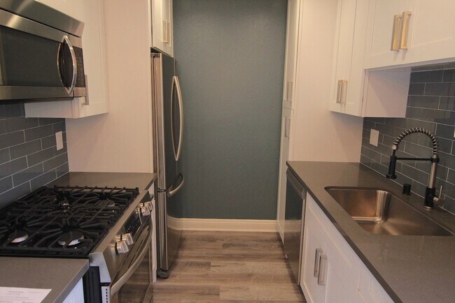 Building Photo - 1450 S Bundy Dr