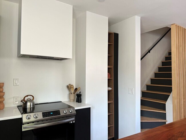 Building Photo - Gorgeous three bedroom in the heart of Park Ave