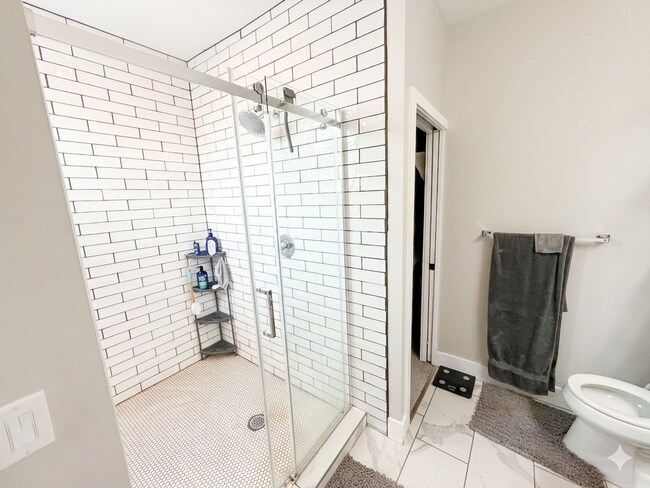 Building Photo - Modern Rental - Southside