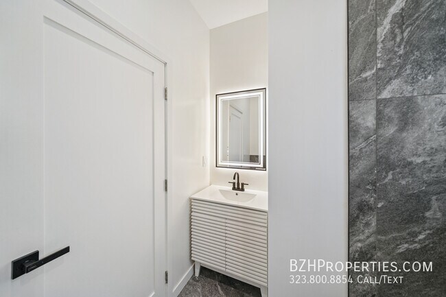 Building Photo - 1513 S Hayworth Ave