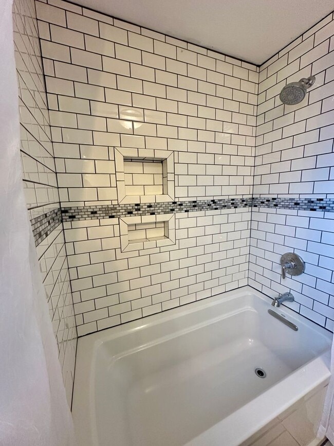 Building Photo - Bright & Spacious 3 Bed / 2 Bath - Gorgeou...
