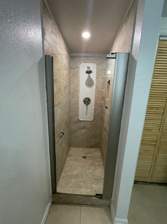 Building Photo - House For Lease