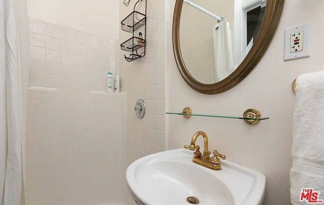 Building Photo - 2472 Hollyridge Dr