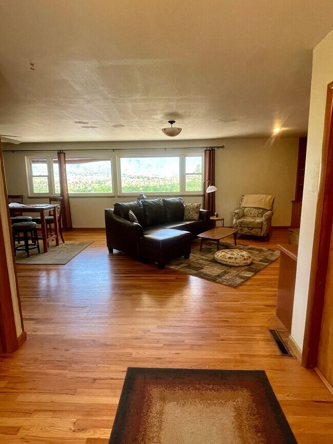 Building Photo - Furnished 3 bedroom/2bath close to Garden of the Gods