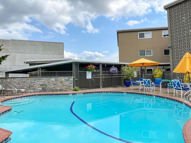 Building Photo - Waterfront 2bd/1bth Condo Downtown Kirklan...