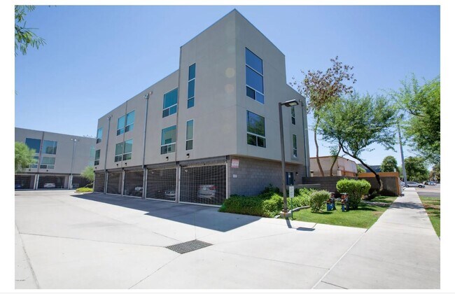 Primary Photo - 727 E Portland St