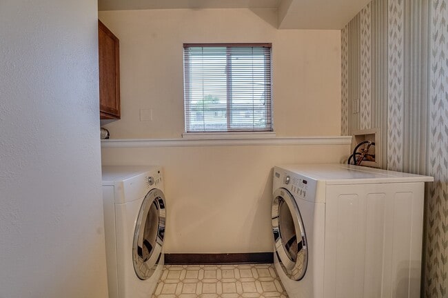 Building Photo - Cul-de-Sac Comfort | Updated Interior + Large Fenced Yard