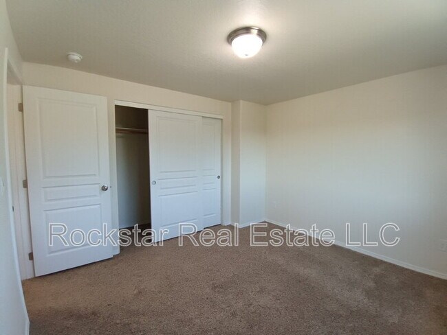 Building Photo - 1315 N Rogue River St
