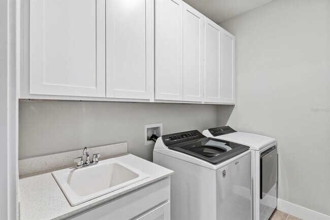 Building Photo - 9947 Summerlake Groves St