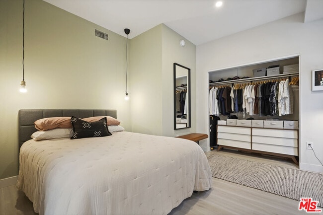 Building Photo - 630 W 6th St