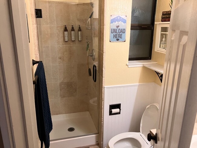 Building Photo - One bedroom fully furnished apartment