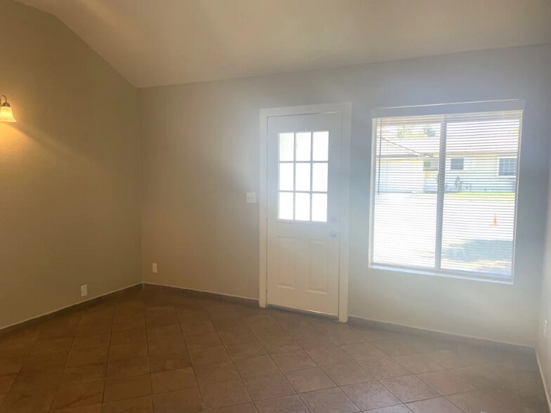 Building Photo - 6900 Malibu Dr
