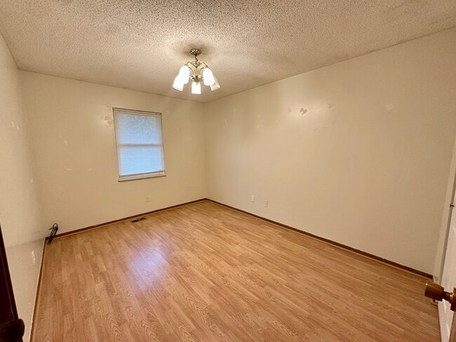 Building Photo - 3930 Country Club Dr