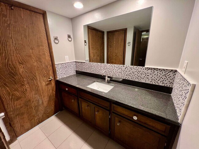 Building Photo - Cabin Style Home on Equestrian Farm *Priva...
