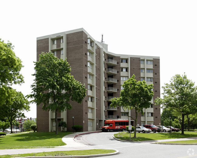 Primary Photo - Broad Park Manor