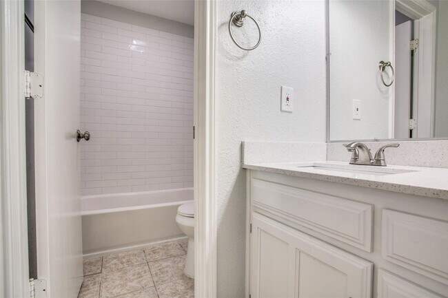 Building Photo - 2809 Meadow Park Dr