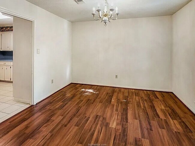 Building Photo - Bryan - 5 bedrooms / 3 bath / Carport / Fe...