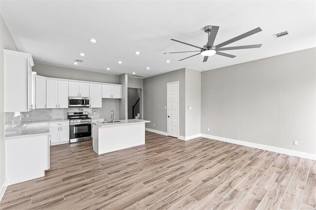Building Photo - 5510 Pershing St