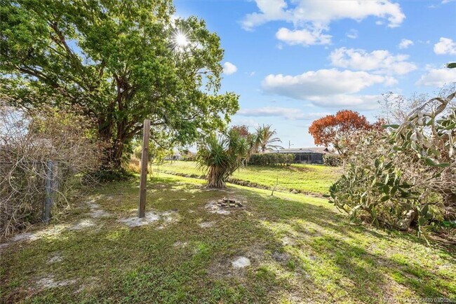 Building Photo - 1250 SE Petunia Ave