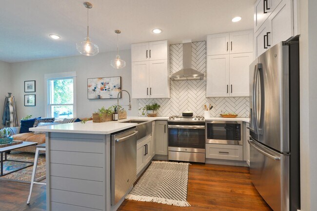 Building Photo - Beautifully remodeled 3 Bedroom Bungalow in Old Town
