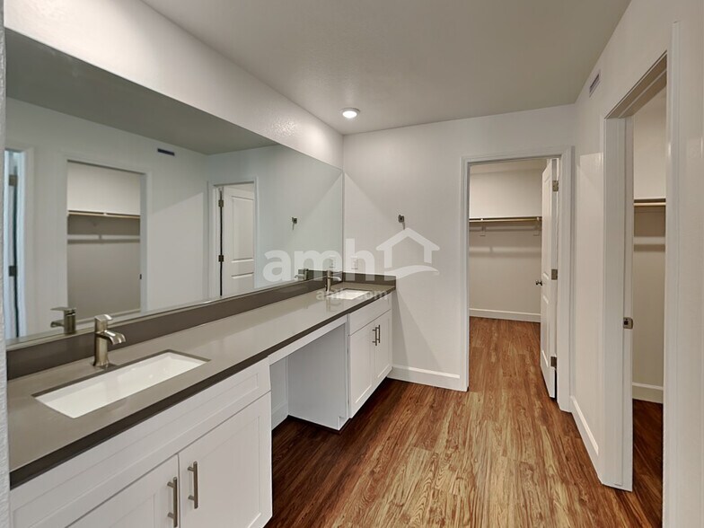 Building Photo - 10132 W Oleta Ave